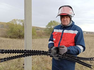 «Кузбассэнерго – РЭС» оснащает ЛЭП птицезащитными устройствами