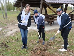 Балаковская АЭС высадила в ландшафтном парке 180 деревьев