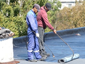 «Восточный Порт» отремонтировал крышу школы во Врангеле