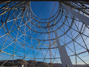 Панцирь для башни: на Томь-Усинской ГРЭС монтируют обшивку градирни №1