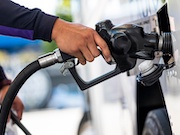 Bloomberg: Россия может сократить добычу нефти в ответ на введение потолка цен