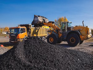 Водителей и машинистов Распадской угольной компании поздравили с Днем автомобилиста