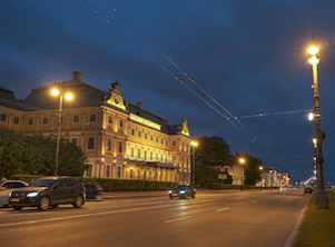 Университетская набережная в Петербурге получила чистое от сетей наружного освещения небо