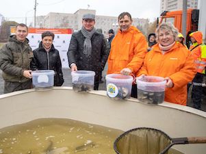 ЕВРАЗ выпустил в Нижнетагильский пруд более 5000 мальков белого амура и судака