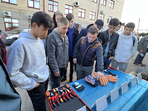 Зачем электрику галоши? Сотрудники «Оренбургэнерго» ответили на вопросы школьников во время дня открытых дверей в ОГАУ