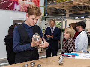 Ядерный центр показал студентам и школьникам цеха опытного завода