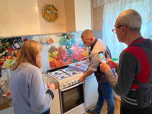 С заботой о пенсионерах: «Екатеринбурггаз» дарит газовые плиты