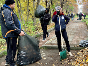 Волонтеры Новосибирской ГЭС навели порядок в прибрежном сквере набережной микрорайона ОбьГЭС