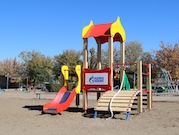 «Газпром добыча Астрахань» установил детскую игровую площадку на территории сельской школы