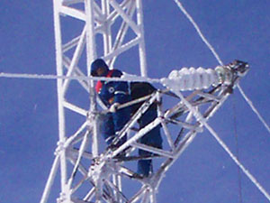 В «Алтайэнерго» ведут борьбу с обледенением