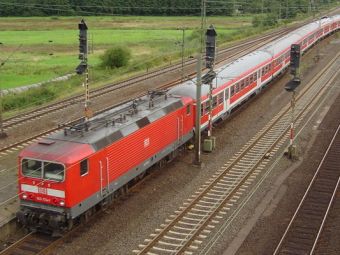 Немецкие футбольные фанаты атаковали поезд