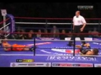 Два боксера одновременно попали в нокдаун