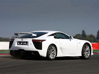 Lexus будет сдавать свои суперкары в аренду