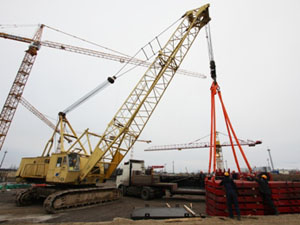 На ЛАЭС-2 прибыли первые детали крана Manitowoc