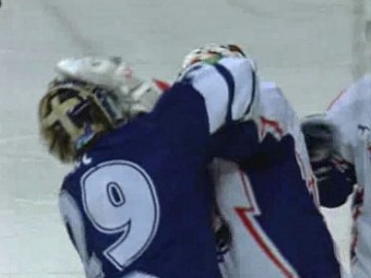 В матче КХЛ произошла драка вратарей