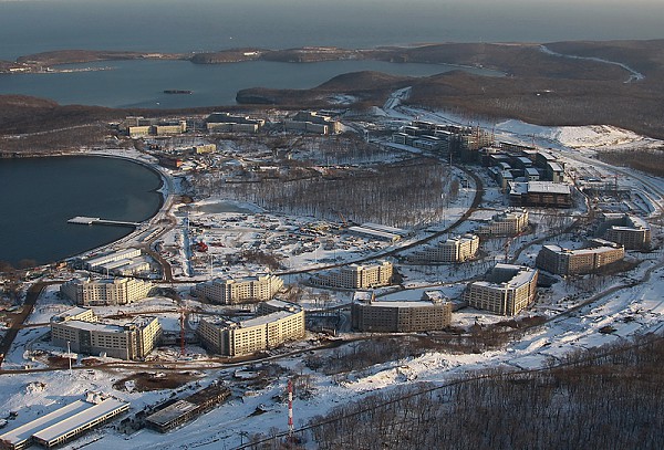 Строители ДВФУ продолжают работу в мороз