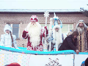 Ко Дню рождения Деда Мороза установили новогоднюю елку