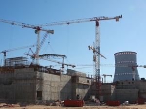 На стройплащадке ЛАЭС-2 монтируют металлоконструкции кабельных трасс