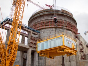 На стрйплощадке ЛАЭС-2 установлен кран транспортной эстакады