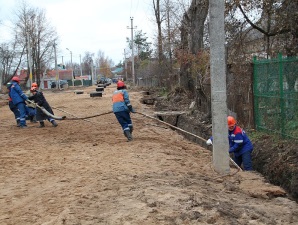 Псковэнерго переводит воздушную линию в кабель для реконструкции участка дороги на Зональном шоссе