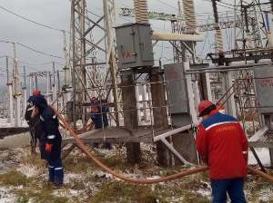 «Сахалинэнерго» с помощью пожарных очищает от соленого снега оборудование подстанции «Холмская»