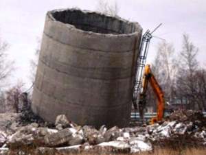 На Чебоксарской ТЭЦ-2 демонтировали первую дымовую трубу высотой 120 метров