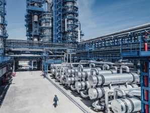 Омский и Московский НПЗ увеличили производство светлых нефтепродуктов