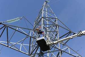 Персонал Тулэнерго закрепляет навыки безопасных работ под наведенным напряжением