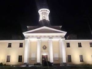 Старейшее здание Павловска украшено художественной подсветкой