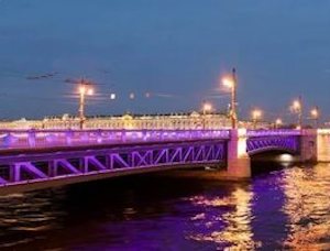 Пролеты Дворцового моста в Петербурге получили маджентовую подсветку