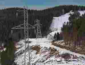 Строители ЛЭП «Шахтерская – Бошняково» на Сахалине монтируют провод на участке от Шахтерска до Тельновского