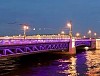 Пролеты Дворцового моста в Петербурге получили маджентовую подсветку