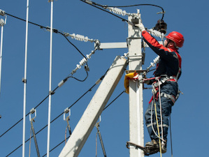 «Ленэнерго» установило изоляционные межфазные распорки на воздушной ЛЭП «Мичуринская-2»