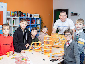 Волонтеры Омского НПЗ организовали детскую школу моделирования нефтепереработки для детей