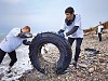 Волонтеры ВГК очистили от старых шин побережье в районе порта Ильинского