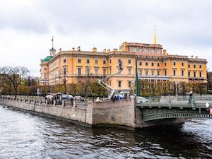 «Ленсвет» модернизирует провода уличного освещения на набережной реки Фонтанки