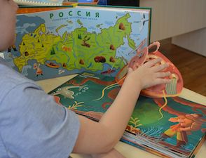 Энергетики Сахалинэнерго подарили специализированные книги детям с нарушениями зрения