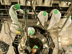 На единственной в мире ПАТЭС идет первая в истории перегрузка ядерного топлива