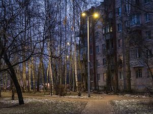 Квартал в Петергофе осветили 980 новых фонарей