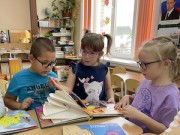 Новосибирская ГЭС подарила книги детям с нарушением зрения