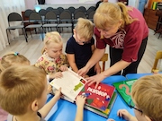 Саратовская ГЭС подарила полисенсорные книги детям с нарушениями зрения