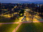 Любашинский сад в Санкт-Петербурге осветили новые фонари и прожекторы с зелёным акцентом