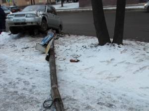 Водитель «десятки» сбил опору уличного освещения на площади Героев-десантников в Пскове