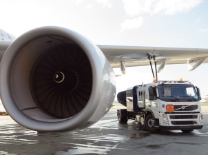 «Газпромнефть-Аэро» начала заправку Japan Airlines в Домодедово