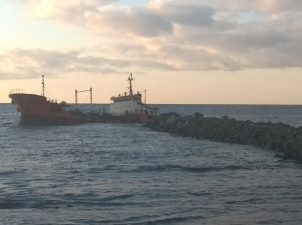 На Сахалине проложили 189 метров насыпи к аварийному танкеру «Надежда»