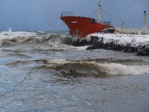 Новый выброс мазута с аварийного танкера 