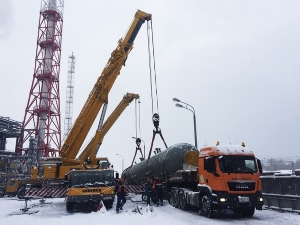 На Антипинском НПЗ установили два реактора общим весом 200 тонн вплотную с действующими эстакадами