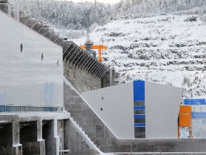 Над водосбросом Богучанской ГЭС монтируют мостовые балки