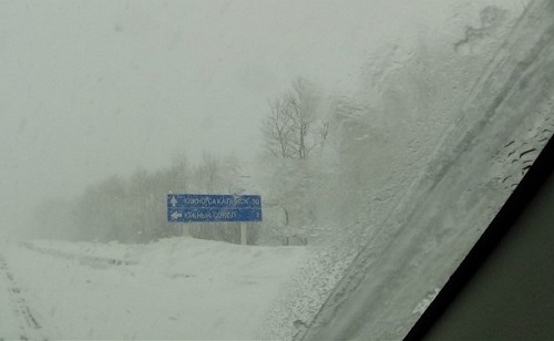 На западном побережье Сахалина бушует метель, закрыты дороги  и люди остаются без света