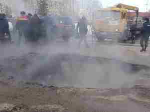 В Кировском районе Красноярска лопнула теплотрасса, в образовавшуюся яму провалился автомобиль